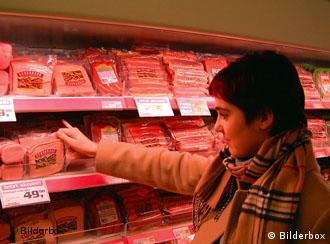 Alemanha importa soja para garantir abastecimento de carne. Alemães consomem 60 kg de carne por ano. Foto: DW