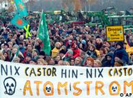 Miles de manifestantes protestan contra la transportación de deshechos radioactivos al depósito nuclear de Gorleben.