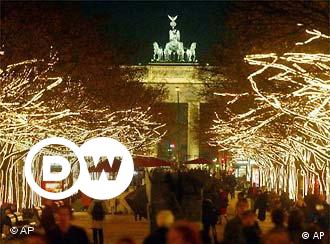 In der Vorweihnachtszeit erstrahlen die Bäume auf dem Boulevard 'Unter den Linden' vor dem Brandenburger Tor in einem Meer von Lichtern.