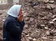 خطر ریزش بافت‌های فرسوده یکی از مشکلات شهرهای ایران در زمان وقوع زلزله است، اما به گفته منتقدان بخشی از درآمدهای دولت صرف خانه‌سازی در ونزوئلا و سوریه می‌شود