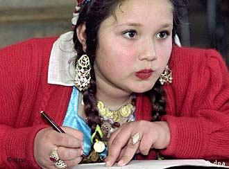 Menina de 12 anos da etnia rom, nas redondezas de Bucareste