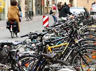 Десятки  велосипедов на парковке