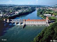 Central hidroeléctrica en Laufenburg a orillas del Rin. 