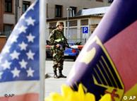 Солдат США и два флага - американский и немецкий