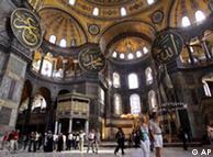 Besucher bestaunen den Innenraum der 'Hagia Sophia' in Istanbul, Tuerkei, am 28. Sept. 2004. Die EU-Kommission wird am Mittwoch, 6. Okt. 2004, ihre Empfehlung darueber abgeben, ob Beitrittsverhandlungen mit der Tuerkei aufgenommen werden sollen. (AP Photo/Murad Sezer)