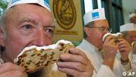 Los maestros reposteros huelen el famoso Pan dulce de Dresde en un acto público de prueba de calidad del bollo