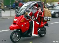 Weihnachtsmann auf Motorroller. Quelle: ap