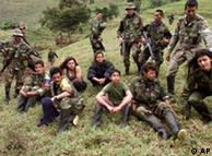 Niños combatientes de las FARC, capturados por soldados colombianos.