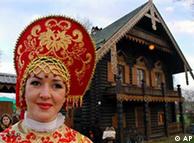 Жительница Александровки на фоне музея