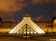 پیرس کا Louvre میوزیم جہاں مونا لیزا کی شہرہ آفاق پینٹنگ نمائش کے لیے رکھی ہے