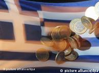 ARCHIV - ILLUSTRATION - Auf eine Griechenlandfahne fallen am 04.07.2011 in Karlsruhe Ein-Euro-Münzen. Das von Pleite bedrohte Griechenland wird vom europäischen Krisenfonds EFSF mit frischem Geld zu niedrigen Zinsen versorgt werden. Es seien rund 3,5 Prozent geplant, heißt es in dem Entwurf für die Abschlusserklärung des Brüsseler Eurogipfels vom Donnerstag (21.07.2011). Die Laufzeiten der Kredite sollen von bisher siebeneinhalb Jahren auf bis zu 15 Jahre gestreckt werden. Foto: Uli Deck dpa +++(c) dpa - Bildfunk+++
