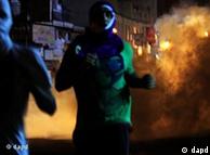 بحرین در ماههای اخیر شاهد ناآرامی‌های فراوان بود؛ تصویر تظاهراتی در ماه اوت در منامه و مواجهه پلیس با آن با گاز اشک آور را نشان می‌دهد