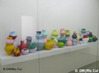 Ausstellung DKM Museum Duisburg. Ai Weiweis antike Vasen, die mit industriellen Farben bezeichnet werden. Copyright: DW/Mu Cui