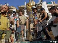 الثوار الليبيون يحتفلون بالسيطرة على باب العزيزية، معقل معمر القذافي