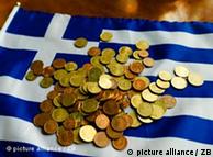 Illustration: Auf einer Griechenland-Fahne liegen Münzen, aufgenommen am Mittwoch (22.06.2011) in einem Griechischen Restaurant in Dresden. Der drohende Finanzkollaps in Griechenland wird zu Debatten der EU-Staats- und Regierungschefs bei ihrem am Donnerstagabend (23.06.2011) in Brüssel beginnenden Gipfeltreffen führen. Entscheidungen zu neuen Hilfen sind aber laut Einladungsschreiben nicht geplant. Foto: Arno Burgi/lsn 