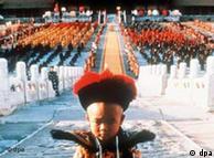 Der kleine Pu Yi vor seinem Hofstaat im Kaiserpalast in der Verbotenen Stadt, aufgenommen 1987. Der Film 