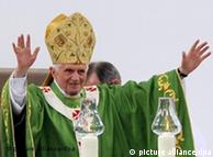 Papa gjatë meshës në stadiumin olimpik të Berlinit