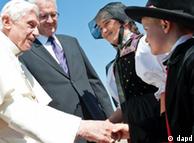 El Papa saluda en el aeropuerto de Friburgo al presidente del Estado federado Baden-Württenberg, Winfried Kretschmann.