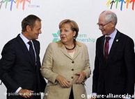 Merkel, flanqueada por Tusk (izquierda) y Herman Van Rompuy, Presidente del Consejo Europeo.