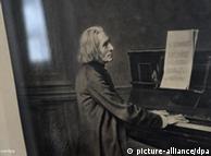 Eine Heliogravüre nach einem Foto von Franz Hanfstaengl aus dem Jahre 1869 zeigt den Komponisten Franz Liszt (1811-1886), aufgenommen am 24.02.2011 im Franz-Liszt-Museum in Bayreuth (Oberfranken).  Mit rund 150 Veranstaltungen unter dem Motto 