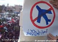 متظاهرون يطالبون بحظر للطيران في سوريا