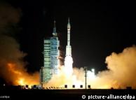 A Long March 2F (CZ-2F) carrier rocket carrying the Shenzhou VIII (Shenzhou-8) spacecraft lifts off at the Jiuquan Satellite Launch Center near Jiuquan city, northwest Chinas Gansu province, 1 November 2011. China successfully launched its first-ever docking mission early Tuesday (1 November 2011), lofting to orbit an unmanned vehicle to test out technologies that could help the nation build a space station by 2020. The Shenzhou-8 spacecraft blasted off atop a Chinese Long March 2F rocket at 5:58 a.m. local time. In the next two days, Shenzhou-8 is slated to rendezvous with the robotic Tiangong-1 space module, which has been orbiting Earth for a month. The meet-up between Shenzhou-8 and Tiangong-1 will be Chinas first in-space docking, a significant achievement in itself, but also a major step toward much bigger accomplishments in the future. Foto: Imaginechina 