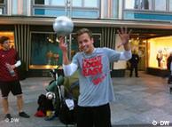 Straßenkünstler Adrian Fogel mit einem Fussball.  Wer hat das Bild gemacht?: Cheng cheng Zhu Wann wurde das Bild gemacht?: 7.11. 2011 Wo wurde das Bild aufgenommen?: Köln