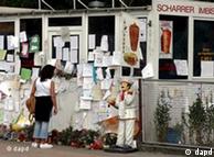 Bayern/ ARCHIV: Eine junge Frau liest Trauerbotschaften an einem Doener-Stand in der Nuernberger Scharrerstrasse, in der am 9. Juni 2005 ein tuerkischer Doener-Verkaeufer in seinem Stand von einem Unbekannten ermordet wurde (Foto vom 13.06.05). Die Bundesanwaltschaft hat die Ermittlungen wegen des Mordanschlags auf zwei Polizisten in Heilbronn sowie bei der sogenannten Doener-Mordserie uebernommen. Das teilte die Bundesanwaltschaft am Freitag (11.11.11) in Karlsruhe mit. Es laegen ausreichende Anhaltspunkte dafuer vor, dass die Mordtaten einer rechtsextremistischen Gruppierung zuzurechnen sind. Bei den Doener-Morden waren in den vergangenen Jahren bundesweit neun Maenner getoetet worden. (zu dapd-Text)