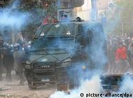 پرتاب گاز اشک‌آور توسط پلیس در نزدیکی میدان تحریر
