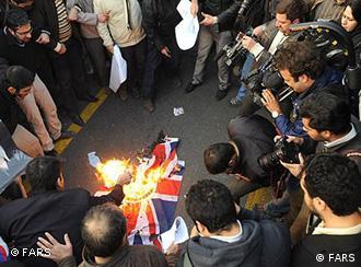 Demonstranti u Teheranu spaljuju britansku zastavu
