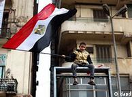 تلاش نظامیان برای ادامه کنترل‌‌شان بر سرنوشت سیاسی مصر، اسلام‌گرایان و برخی گروه‌های چپ را به شدت نگران کرده است.
