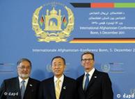 گیدو وستروله، وزیر خارجه آلمان (چپ) در کنار بان کی مون، دبیرکل سازمان ملل و زلمای رسول، وزیر خارجه افغانستان