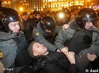俄罗斯警察12月6日逮捕一名示威者现场