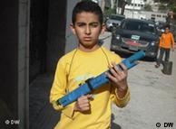 الأطفال في ليبيا ومخاطر اللعب بأسلحة مصطنعة 0,,15587947_1,00
