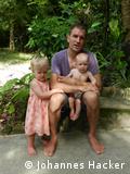 Счастливая босоногая семья: Йоханнес Хакер с детьми