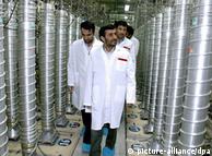 ایران همچنان به غنی‌سازی بحث‌برانگیز خود ادامه می‌دهدـ؛ احمدی‌نژاد در  مرکز اتمی نطنز