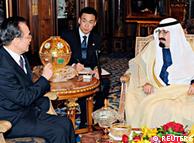 Saudi King Abdullah (R) meets with Chinese Premier Wen Jiabao (L) at the Royal Palace in Riyadh January 15, 2012. Wen pressed Saudi Arabia to open its huge oil and gas resources to expanded Chinese investment, media reports said on Sunday against a backdrop of growing tension over Iran and worries over its crude exports to the Asian power. REUTERS/Saudi Press Agency/Handout (SAUDI ARABIA - Tags: POLITICS ROYALS ENERGY BUSINESS) FOR EDITORIAL USE ONLY. NOT FOR SALE FOR MARKETING OR ADVERTISING CAMPAIGNS. THIS IMAGE HAS BEEN SUPPLIED BY A THIRD PARTY. IT IS DISTRIBUTED, EXACTLY AS RECEIVED BY REUTERS, AS A SERVICE TO CLIENTS