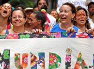 2012年世界社会论坛开幕式上游行者展示带有葡萄牙语“全世界”字样的横幅