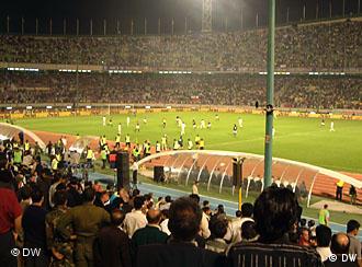 زمین فوتبال ورزشگاه آزادی تهران. عکس از آرشیو دویچه وله