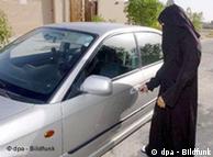 لا يسمح القانون السعودي بقيادة المرأة للسيارة