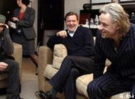 Gerhard Schröder charla con dos de los líderes del movimiento antiglobalización, Bono del grupo U2 y el cantante Bob Geldof,  durante la cumbre del G8 en Escocia.