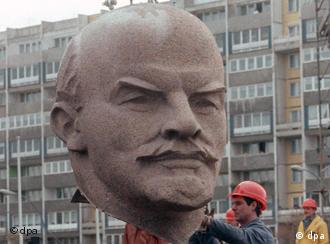 Демонтаж памятника Ленину в Берлине в 1991 году