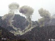 Bombardeos estadounidenses sobre las montañas de Tora Bora, en Afganistán.  