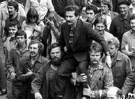 Lech Walesa es llevado en andas en medio de una manifestación del sindicato Solidaridad, Polonia 1980. Kolakowski lo apoyó.