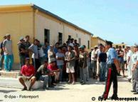 Табір нелегальних мігрантів на італійському острові Лампедуза