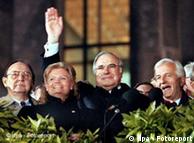 Helmut Kohl  me bashkëshorten, ministrin e Jashtëm Genscher dhe Presidentin  Weizsäcker në ditën e ribashkimit 3.10.1990 në Berlin. 