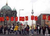 Демонстрация в Берлине. Надпись на плакатах ''Долой Hartz IV!''