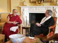 2005年，时任美国总统的乔治·布什在白宫接见达赖喇嘛
