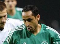سامي الجابر ملاحقٌ من لاعب خط الوسط الألماني تورستين فرنيغس خلال مونديال 2002