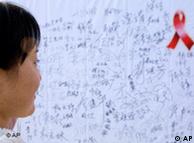 资料图片：北京一名妇女在观看艾滋病救助与预防行动的自发签名